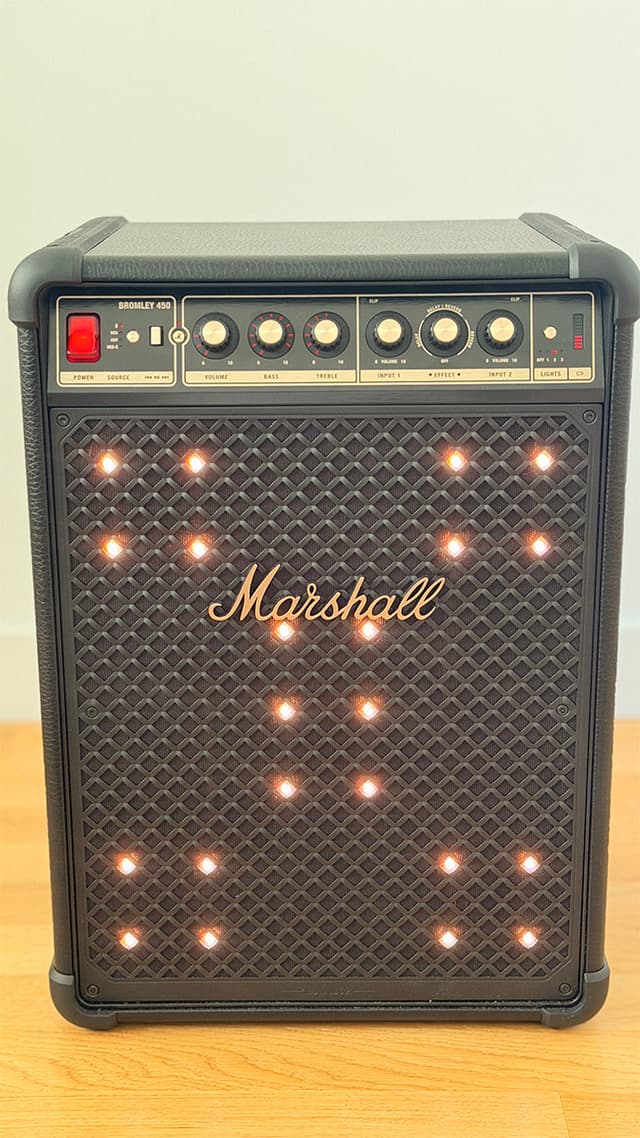 Marshall Bromley 450 framifrån med belysningen påslagen