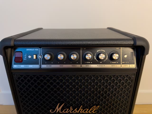 Kontrollpanelen på framsidan av Marshall Bromley 450