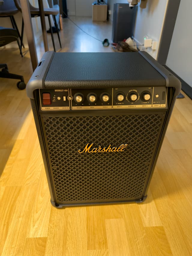 Marshall Bromley 450 stående på golvet