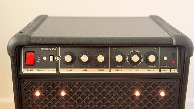 Påslagen kontrollpanel på Marshall Bromley 450