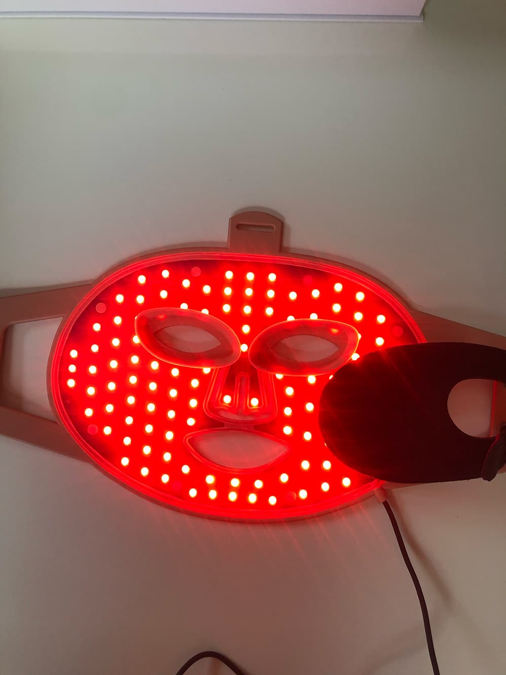 Bild på led mask rött ljus