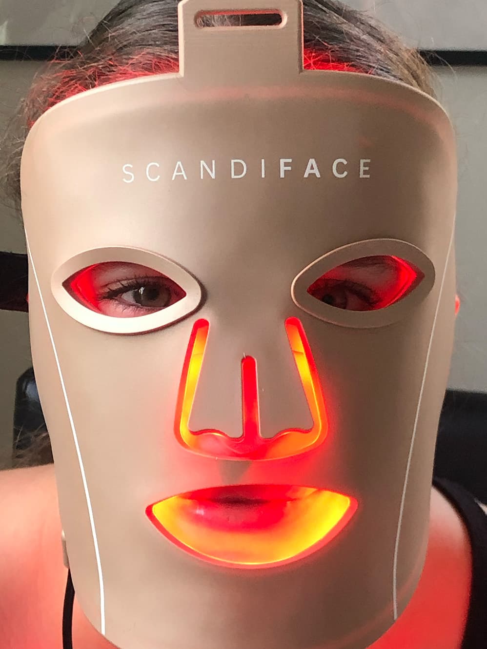 Bild på scandiface led mask buren av person