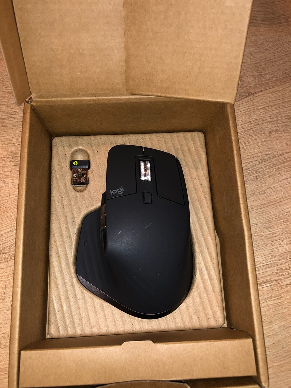 Öppnad låda med Logitech musen