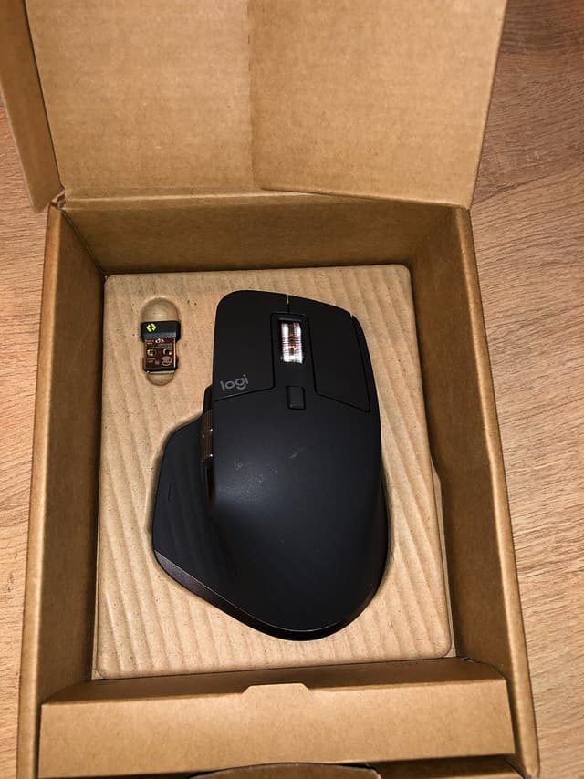 Öppnad låda med Logitech musen
