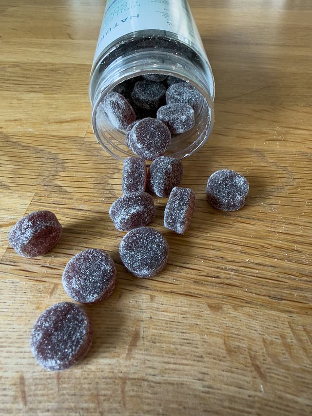 Naturecan Lions mane gummies på bord