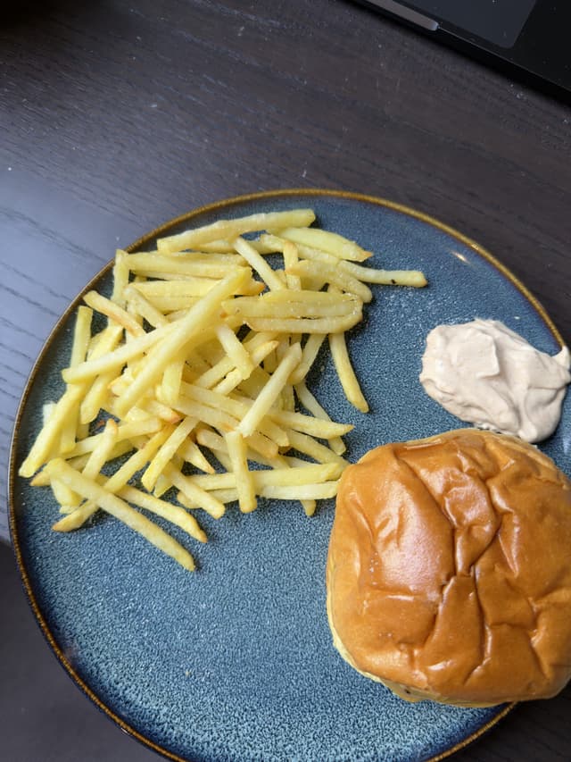 Aviko Super Crunch Skinny Fries — Arviko Super crunch Skinny fries färdiga serverade