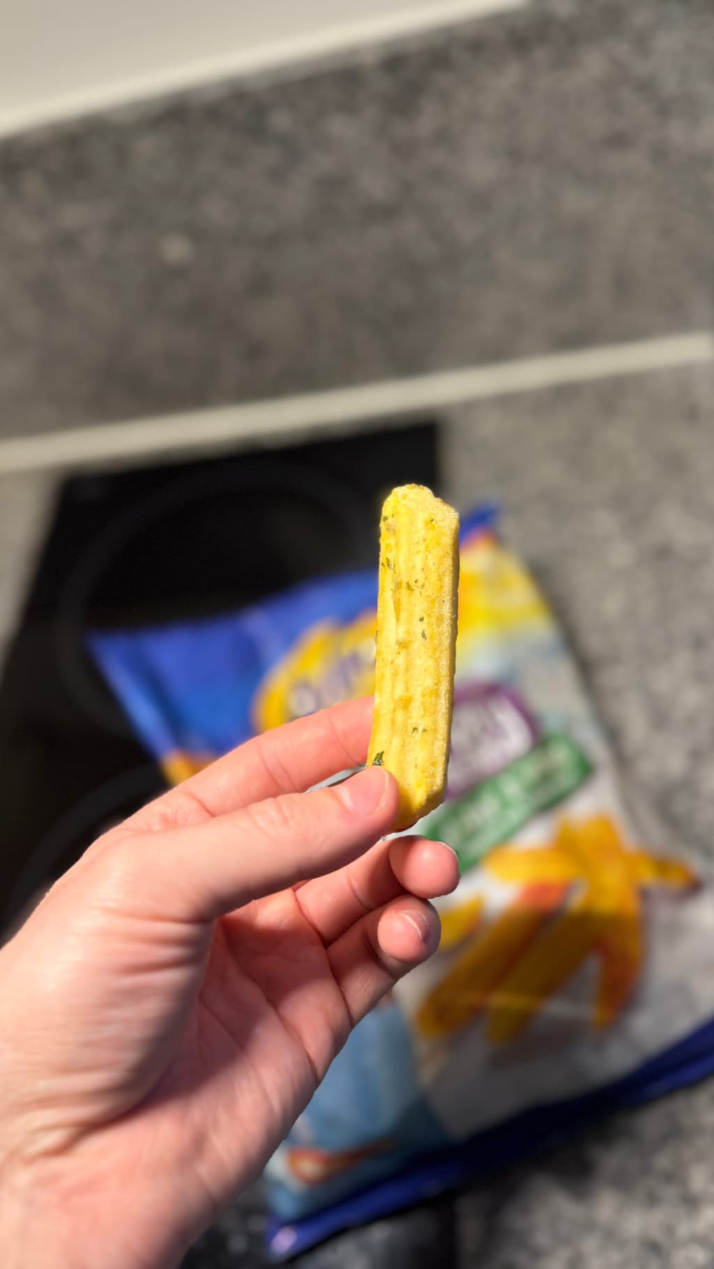 Aviko Wavy Blends Garlic & Herbs — Arviko Wavy Blends Garlic & Herbs enskild pommes