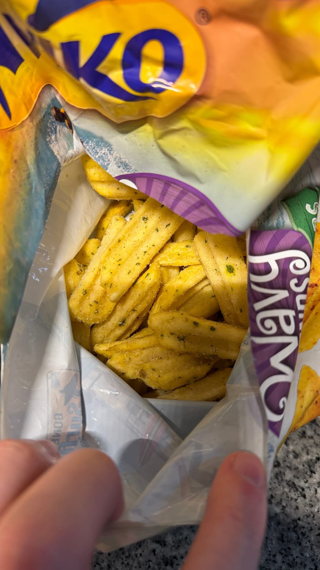 Aviko Wavy Blends Garlic & Herbs — Arviko Wavy Blends Garlic & Herbs pommes i påsen
