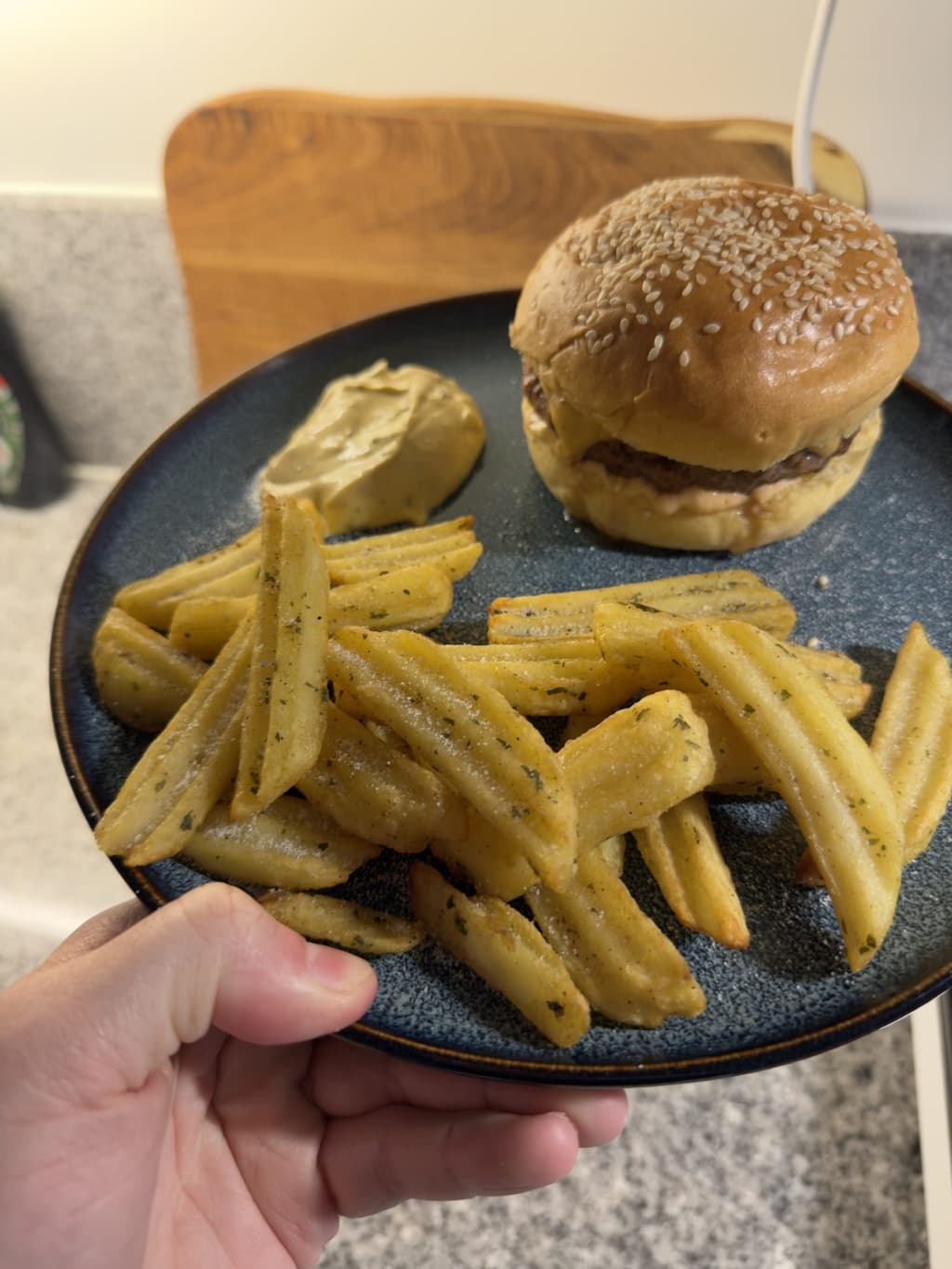 Aviko Wavy Blends Garlic & Herbs — Arviko Wavy Blends Garlic & Herbs serverade färdiga