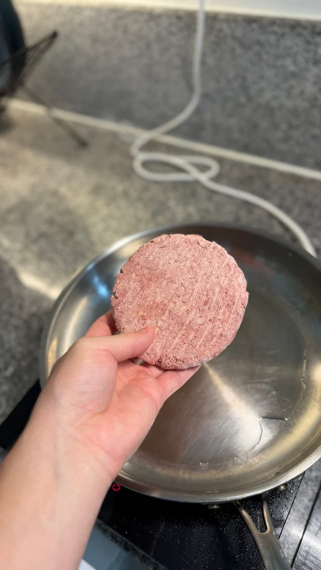 Burger Vault Dry Aged Beef Burgers — Burger vault dry aged beef fryst i handen