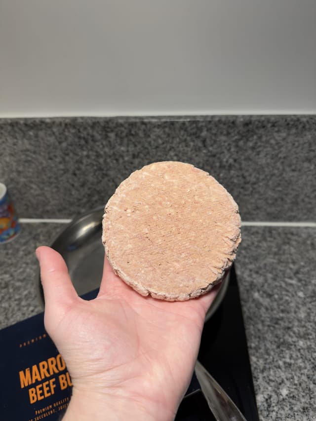 Burger Vault Marrowbone Beef Burgers — Burger Vault Marrowbone beef burger i handen fryst