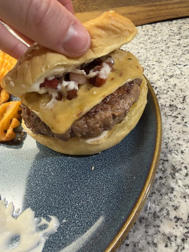 Burger Vault Marrowbone Beef Burgers — Burger Vault Marrowbone beef burger serverad färdig