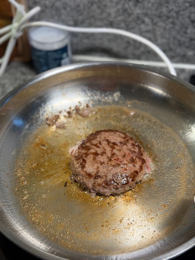 Burger Vault Wagyu Beef Burgers — Burger Vault Wagyu beef burgers i stekpannan