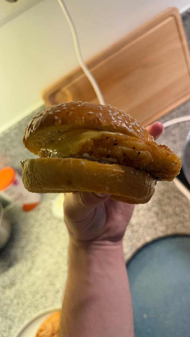 Max Crispy Chicken Burger — Färdig max crispy chicken burger i handen