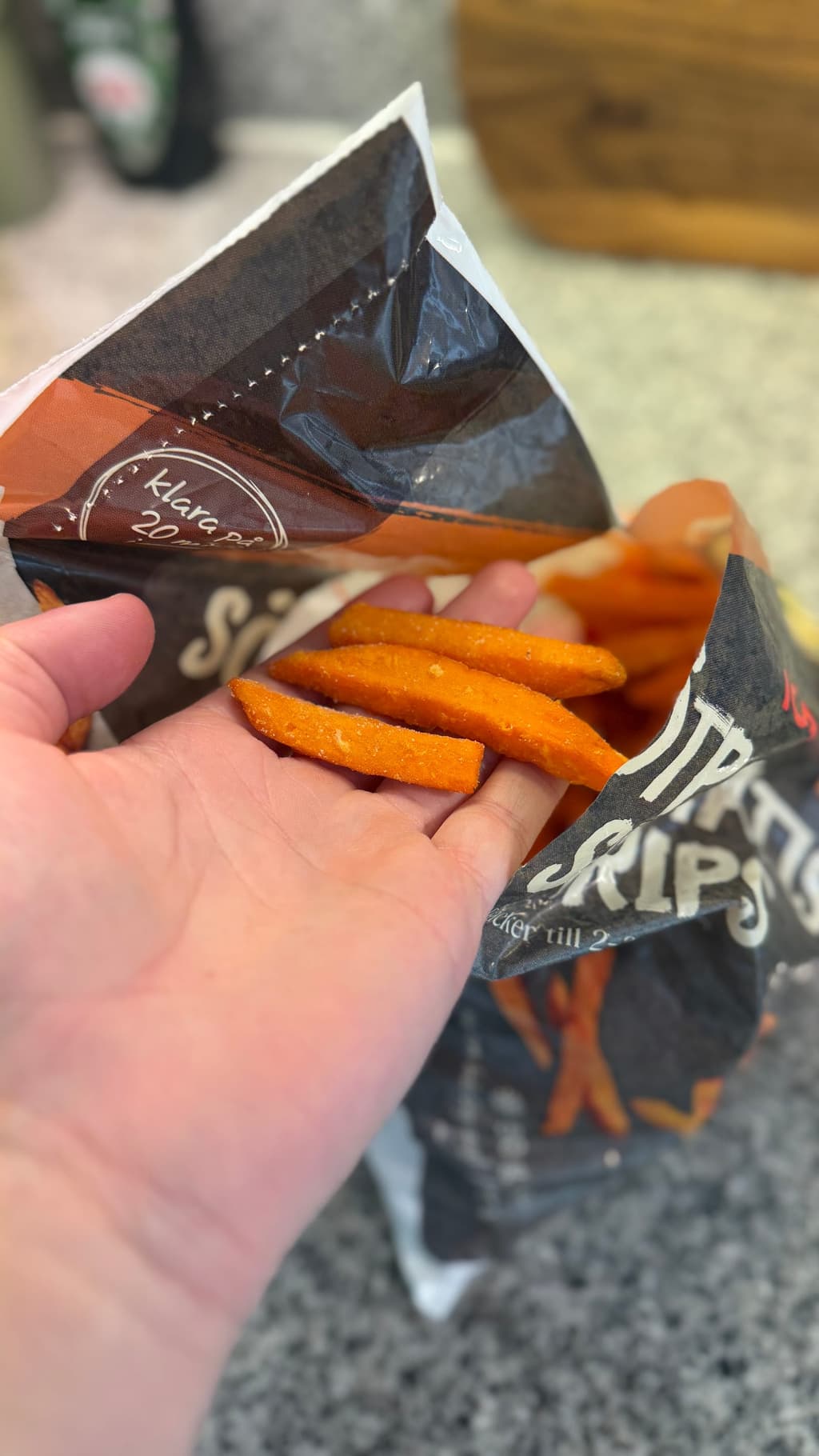ICA Sötpotatis Strips — Ica sötpotatis strips frysta i handen