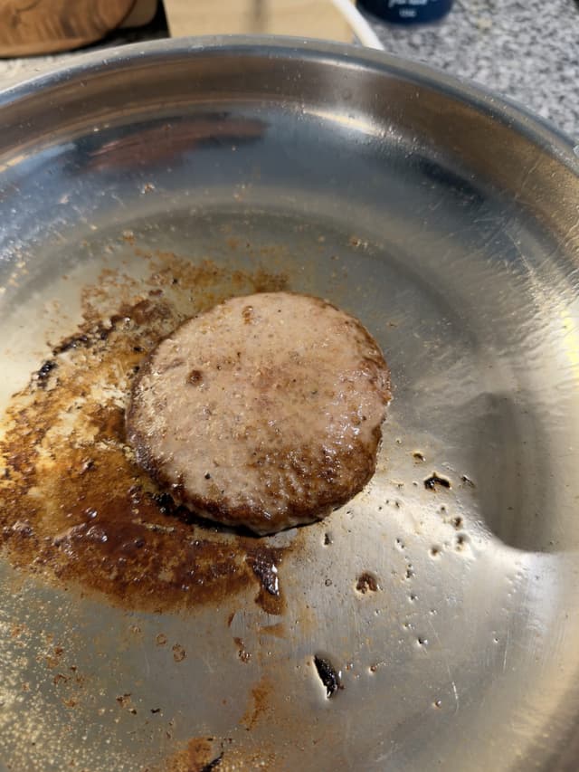 Julles Hamburgare — Julles Hamburgare i stekpannan