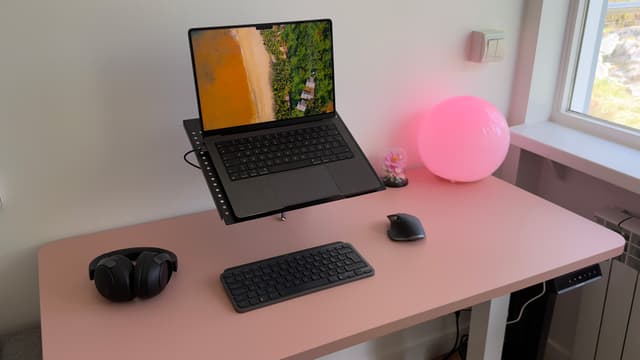 Desktronic homeone uppsatt med dator