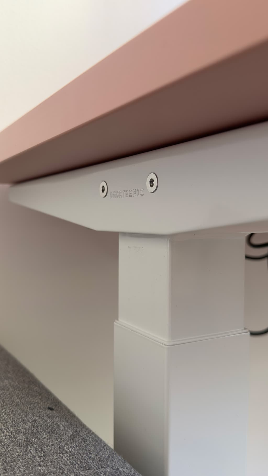 Undersida kant av desktronic homeone skrivbord