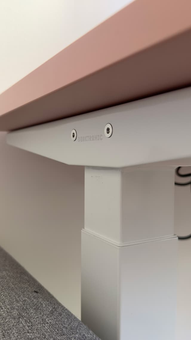 Undersida kant av desktronic homeone skrivbord