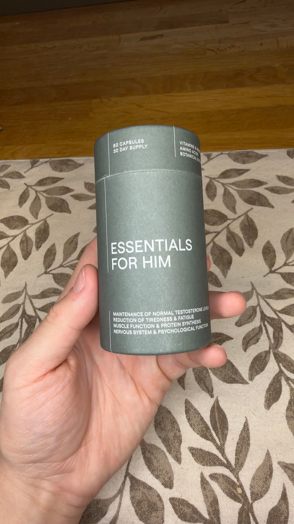 Källa essentials for him i handen