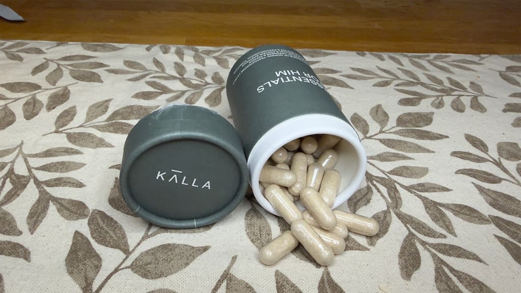 Källa essentials for him öppnad liggandes