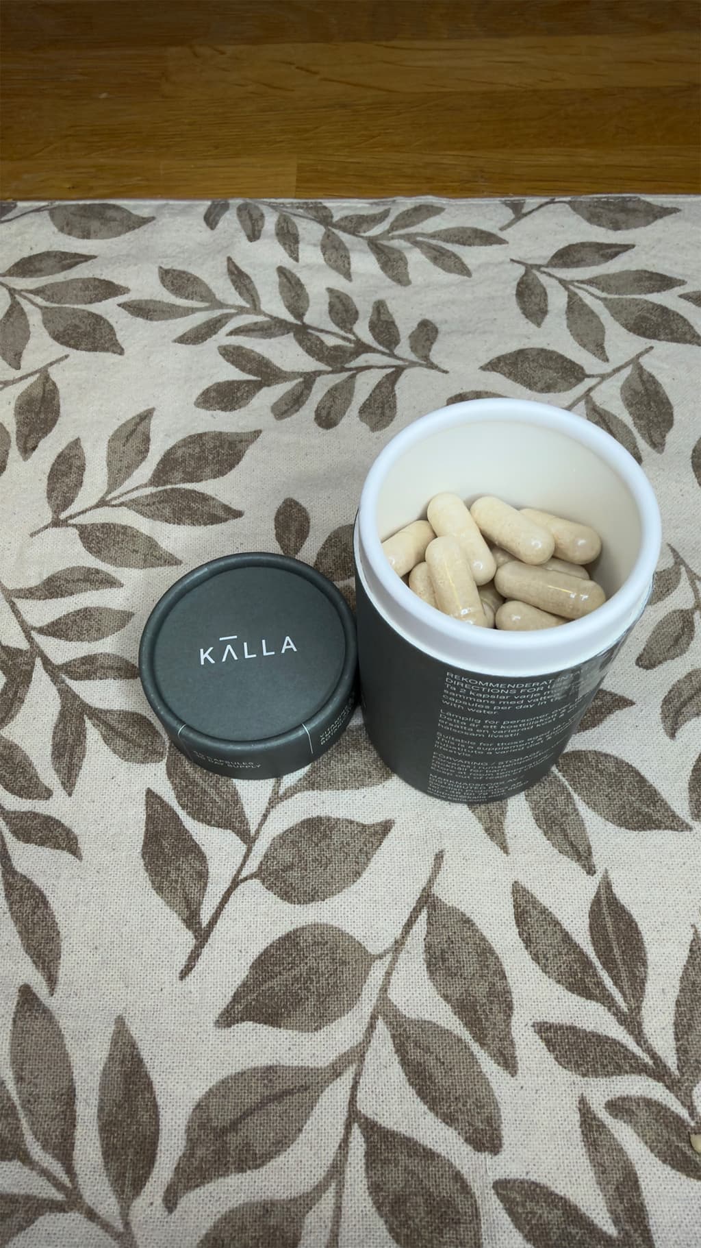 Källa essentials for him stående öppnad