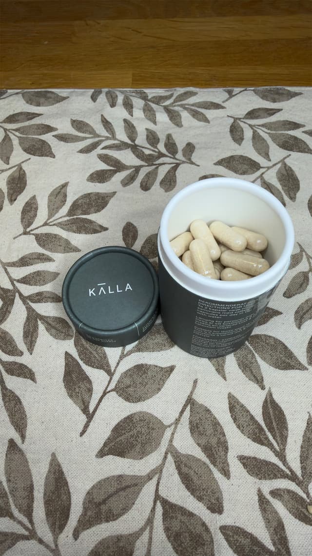 Källa essentials for him stående öppnad