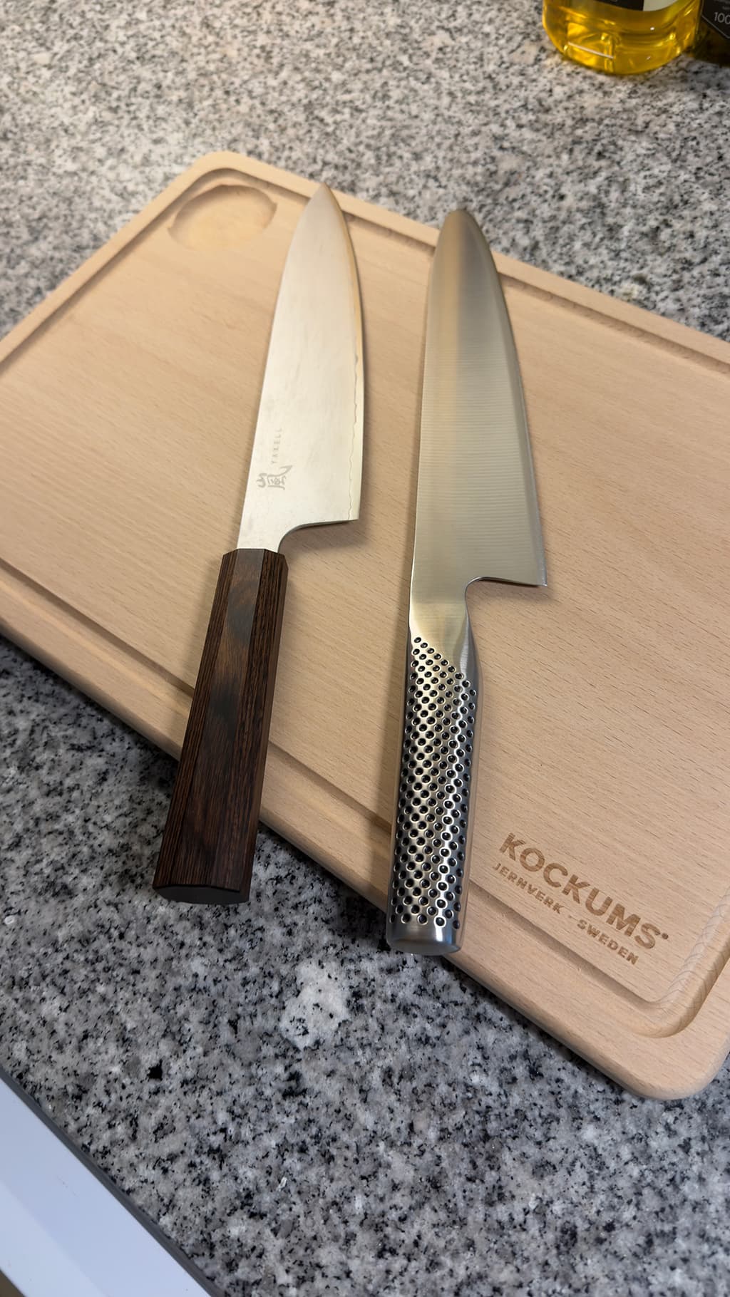 Kockums jernverk skärbräda 40x26x2 med knivar på