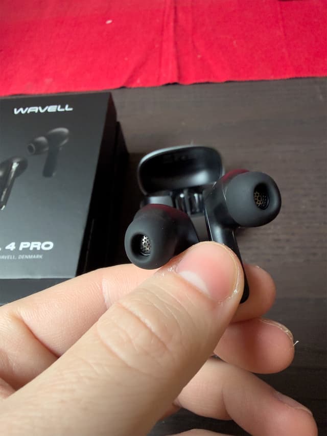Wavell pro 4 earbuds i handen