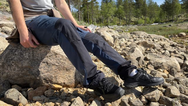 Person sitter med Urberg hiking byxor