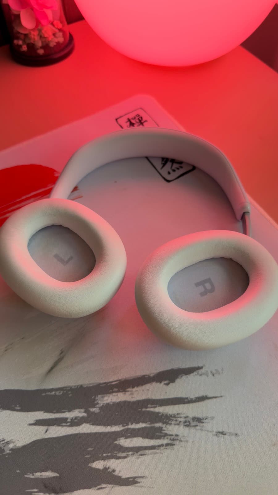 Öronkuddarna på JBL Live 780NC sedda underifrån med L- och R-markering i kåporna