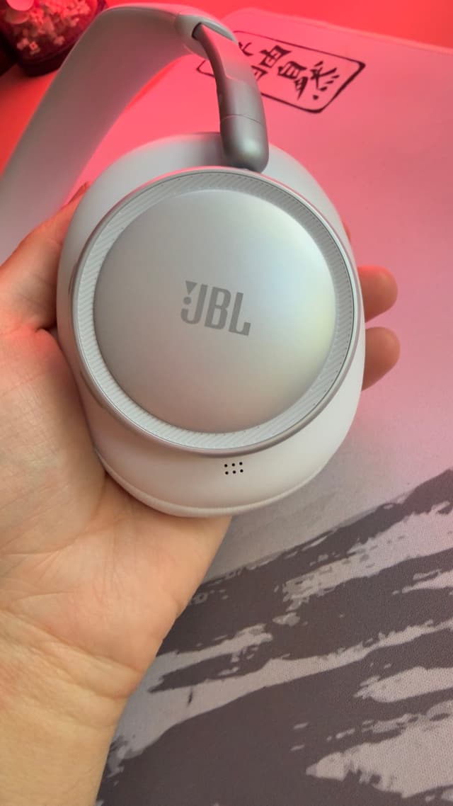 Pekytan på höger öronkåpa sitter mitt på JBL-logotypen utan kännbar markering