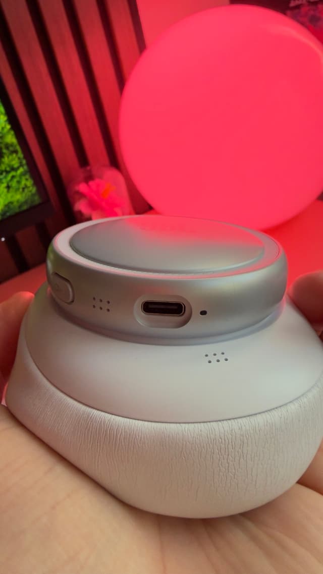 USB-C-uttaget i underkanten på öronkåpan bredvid mikrofonhålen