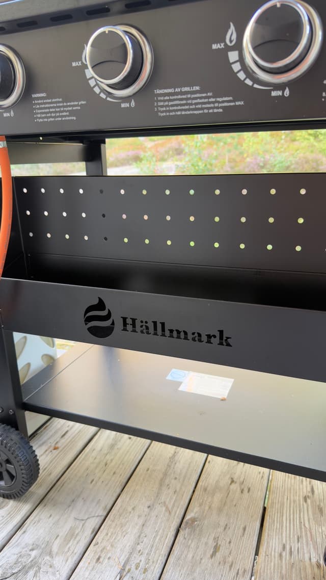 Tre separat reglerade brännarvred och förvaringshyllan under Hällmark stekbord