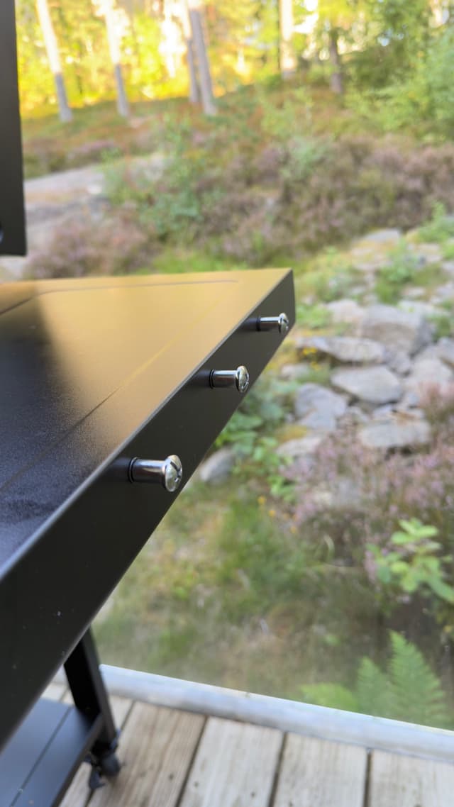 Tre krokar för grillredskap på kanten av Hällmark stekbords nedfällbara sidobord