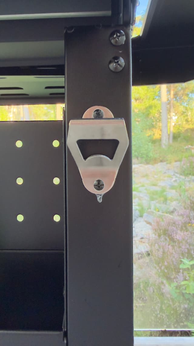 Kapsylöppnare monterad på sidan av Hällmark stekbords ram