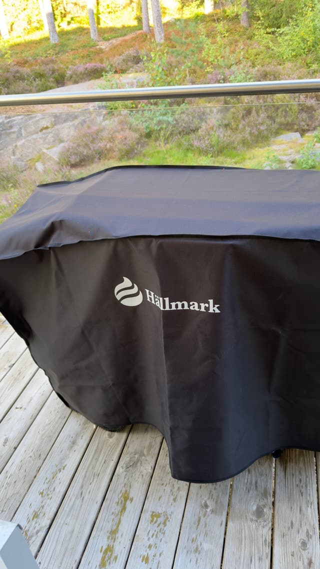 Hällmark stekbord täckt med det medföljande överdraget i svart canvas