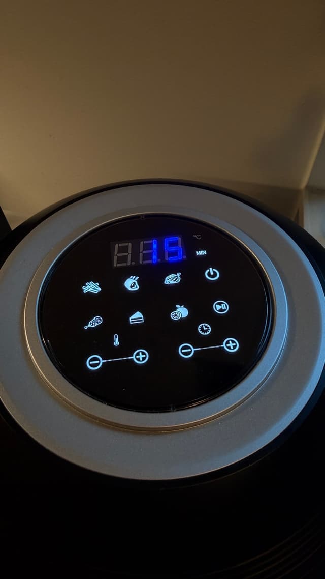 Kontrollpanelen på Fritaire airfryer med display och sex förinställda program