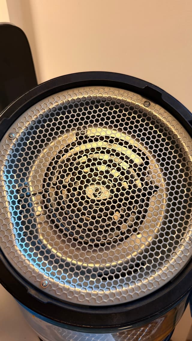 Värmeelementet under Fritaire airfryers lock bakom ett galler i honungskakemönster