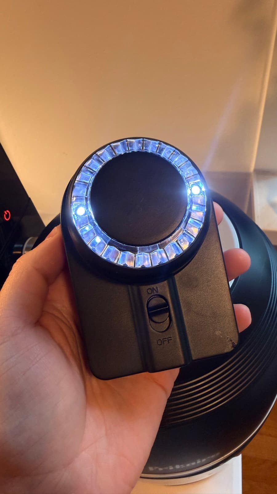 Rotisserimotorn till Fritaire airfryer med av- och påslag hålls i handen