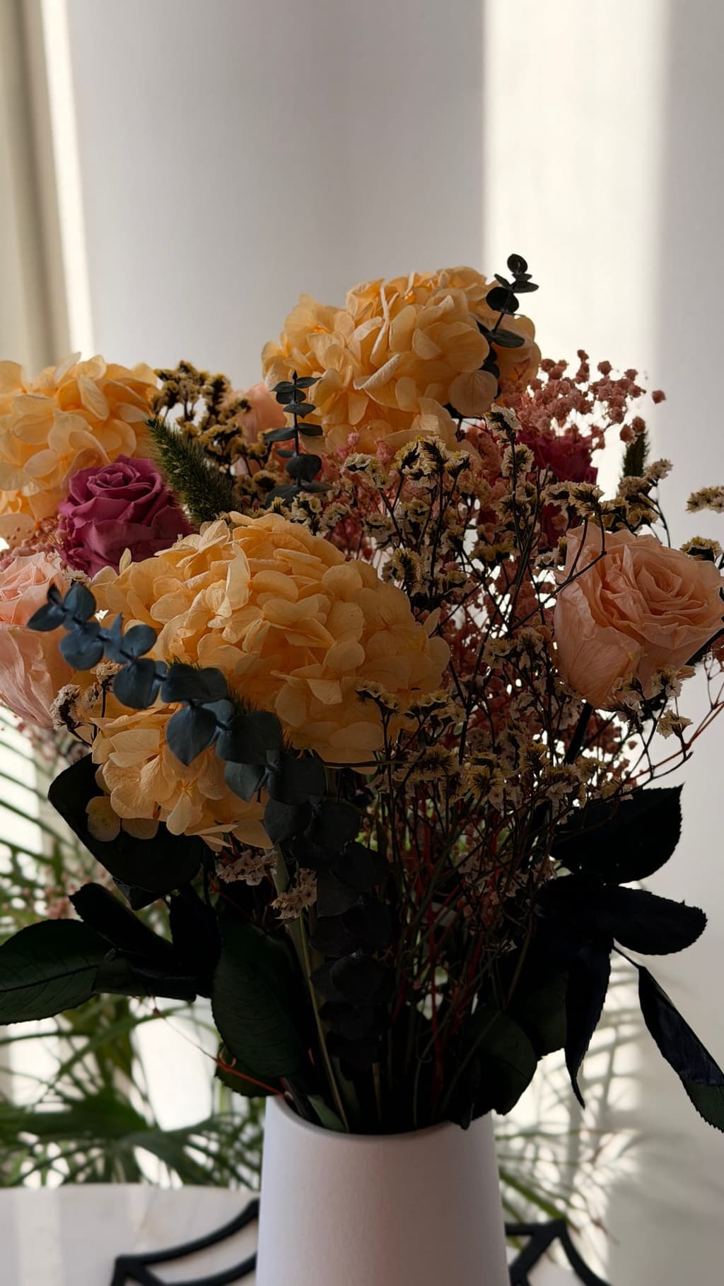 Buketten Elin från Flowers are Forever i vit vas