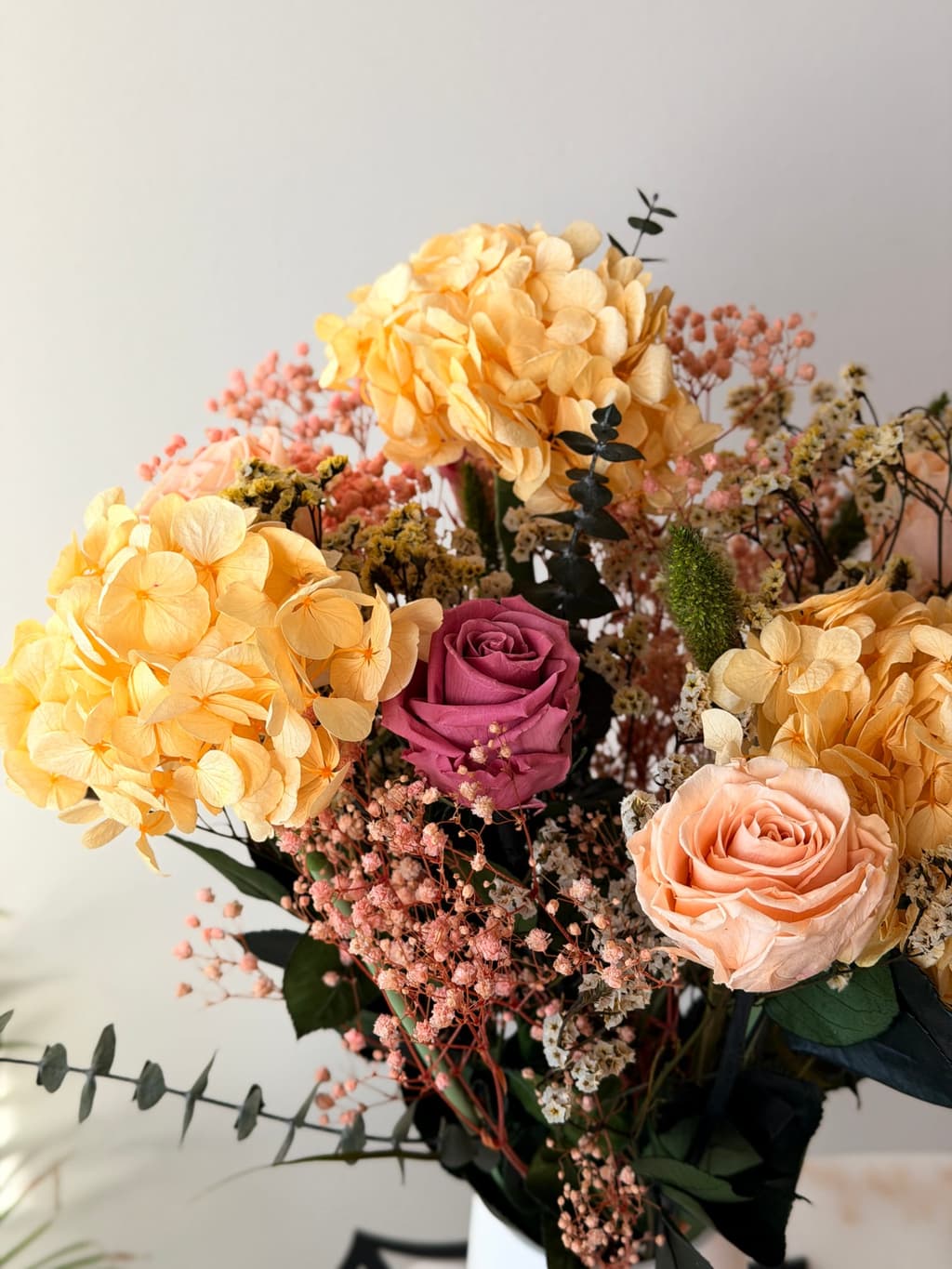 Närbild på Elin med hortensia, rosor och torkade småblommor