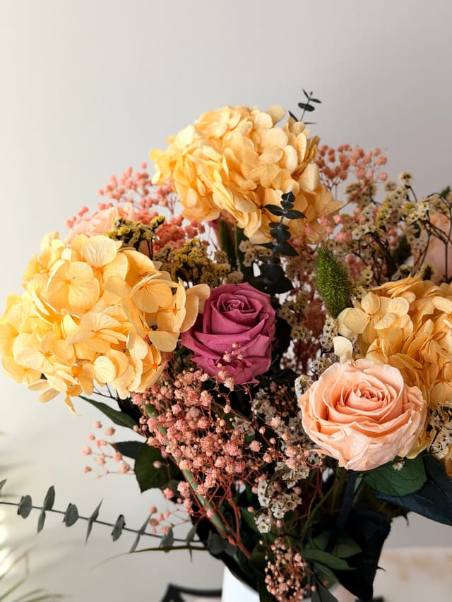 Närbild på Elin med hortensia, rosor och torkade småblommor