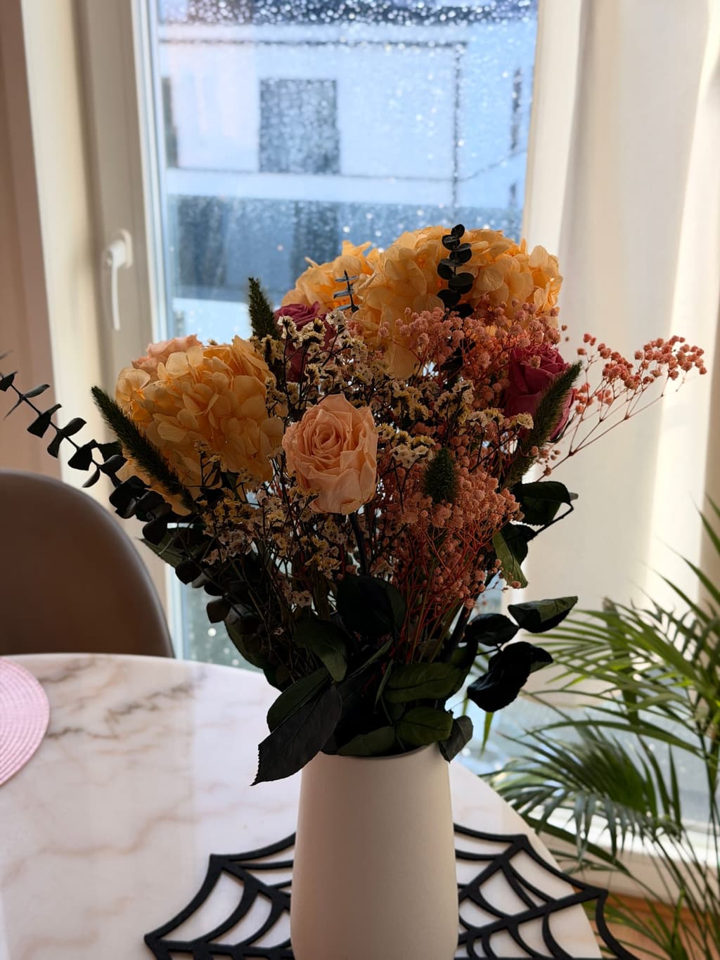 Flowers are Forever-buketten i vas vid fönstret