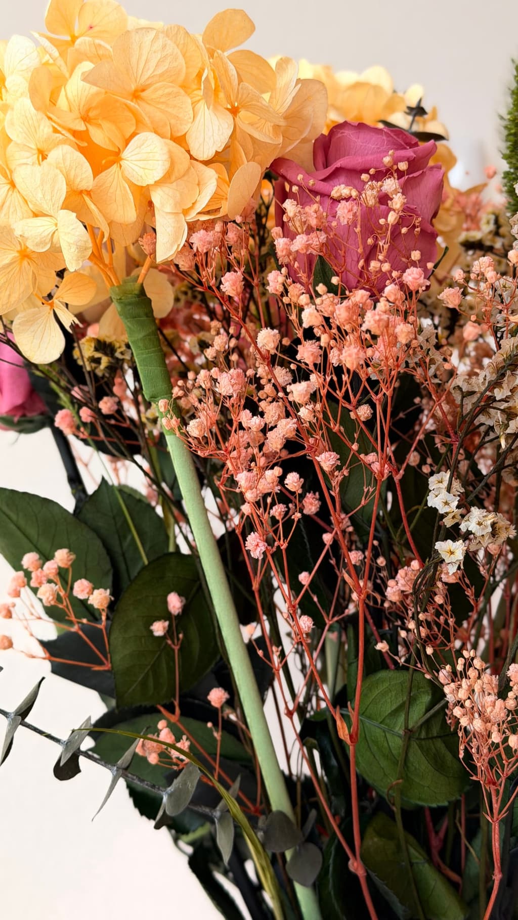 Stjälkar och torkade blommor i buketten Elin