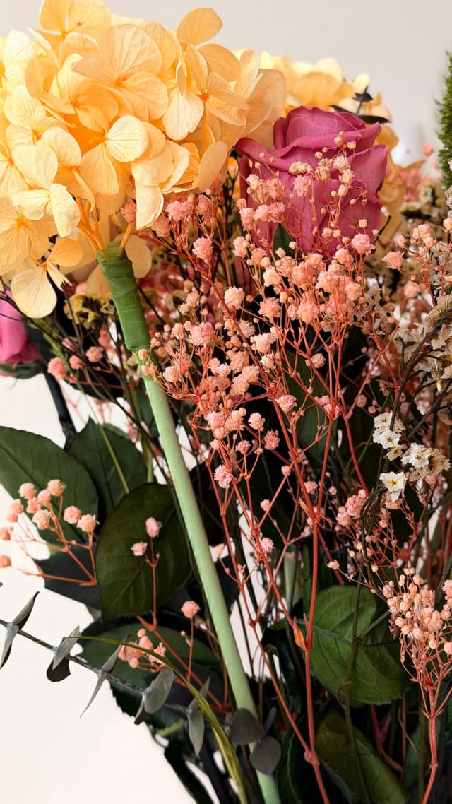 Stjälkar och torkade blommor i buketten Elin