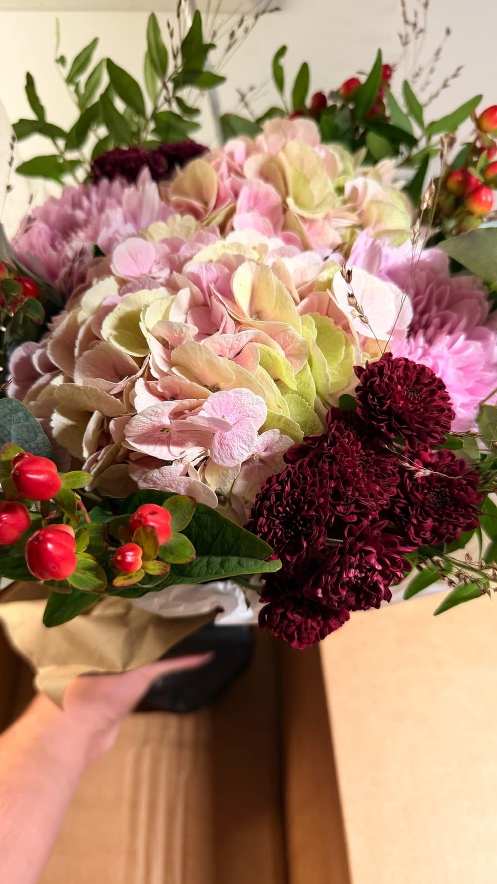 Närbild på Höstens juvel från Euroflorist med hortensia och röda bär