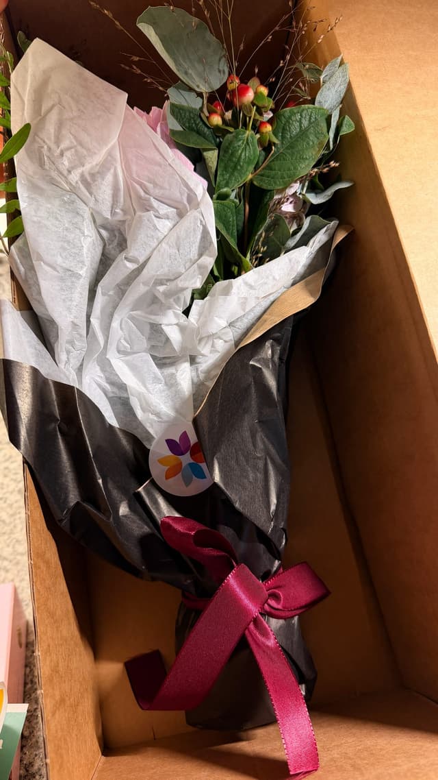 Buketten inslagen och fäst i botten av Euroflorists låda
