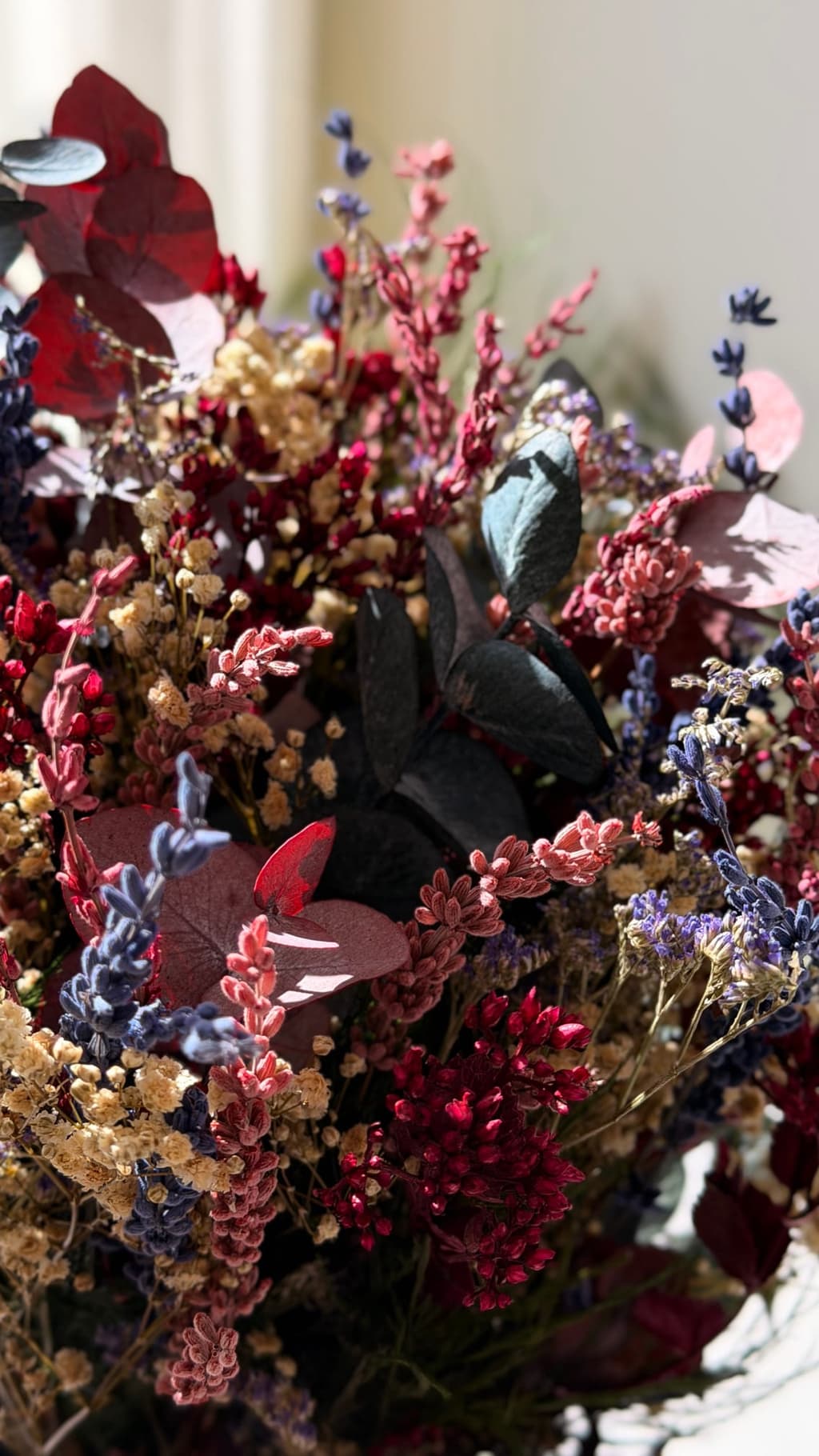 Närbild på Frisk fläkt med torkade blommor och eukalyptus
