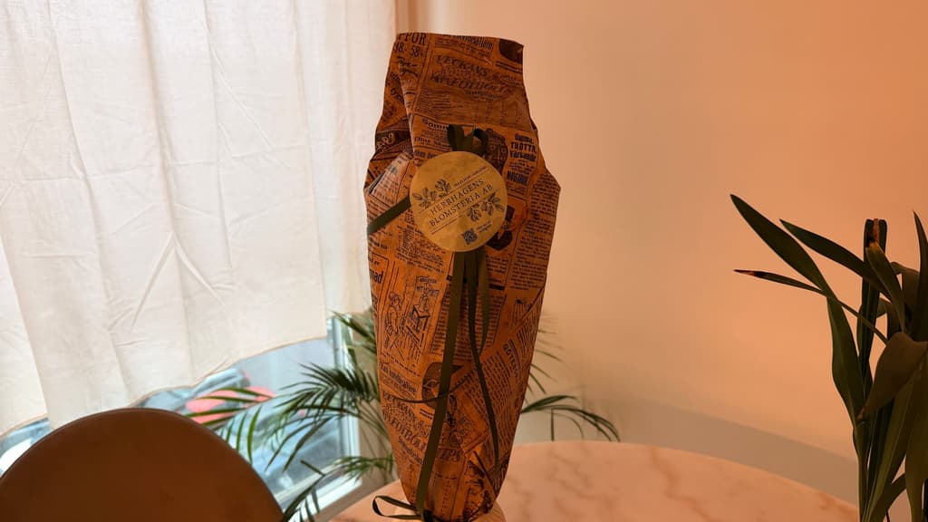Inslagen bukett från Florister i Sverige på bordet